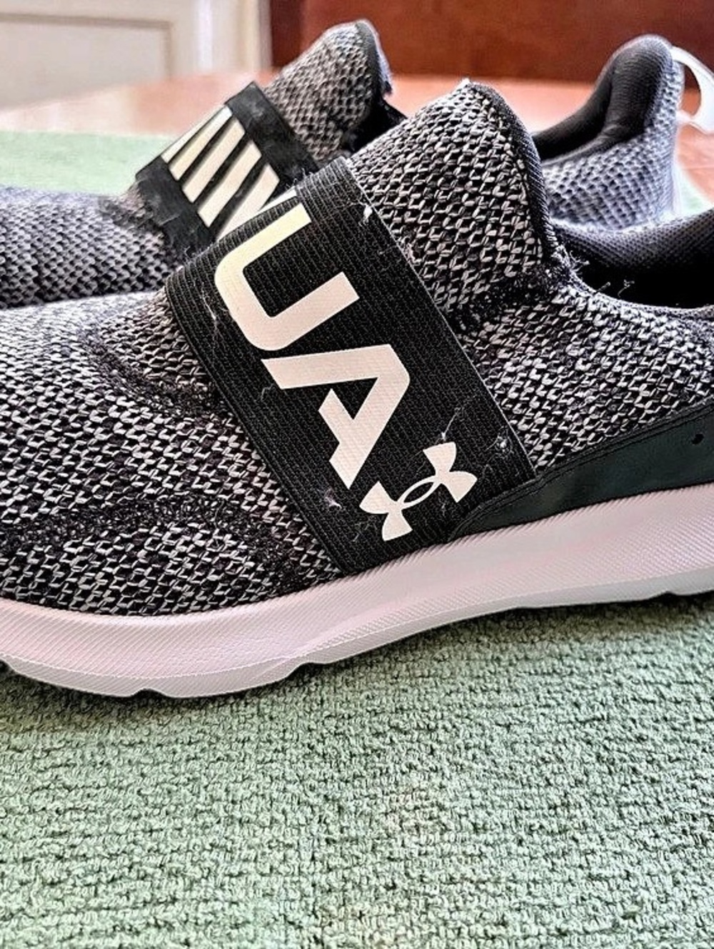 Under Armour Surge 3 Slip Women’s Athletic Shoes Black & White US 8